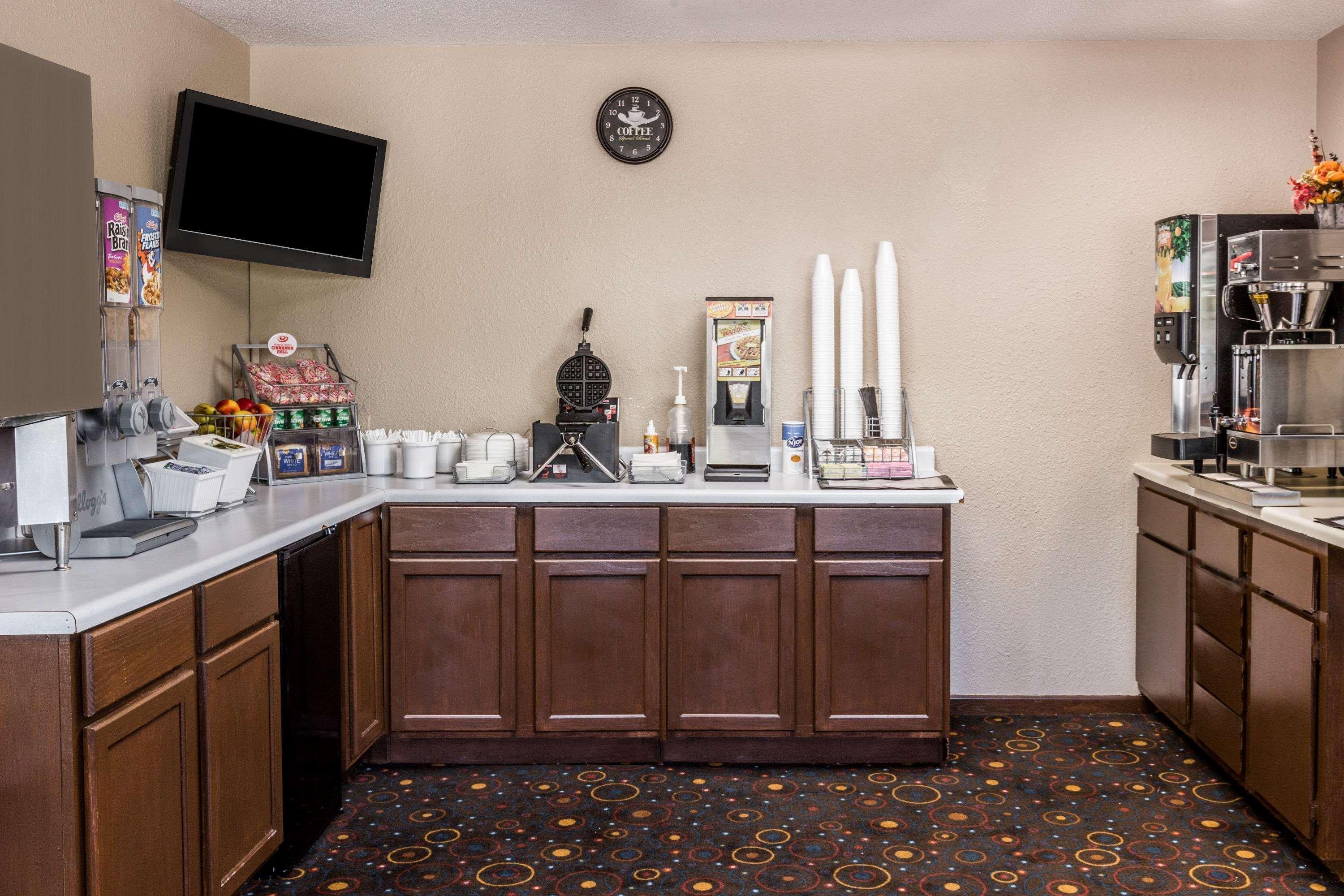 Hotel Super 8 By Wyndham Madison Exterior foto